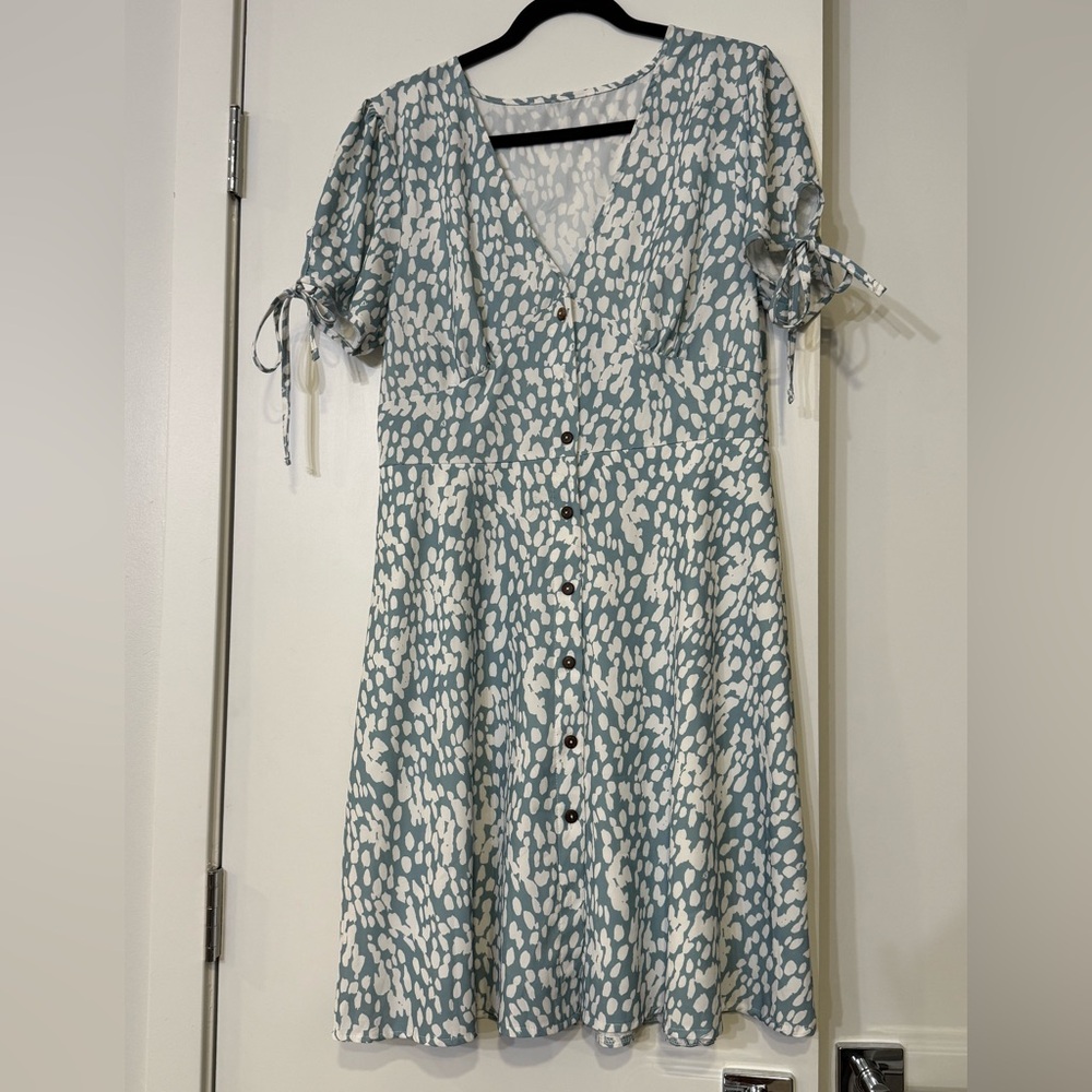 Short Sleeve Button-Front Dress in Sage and White Pattern. Women’s L - Picture 2 of 4